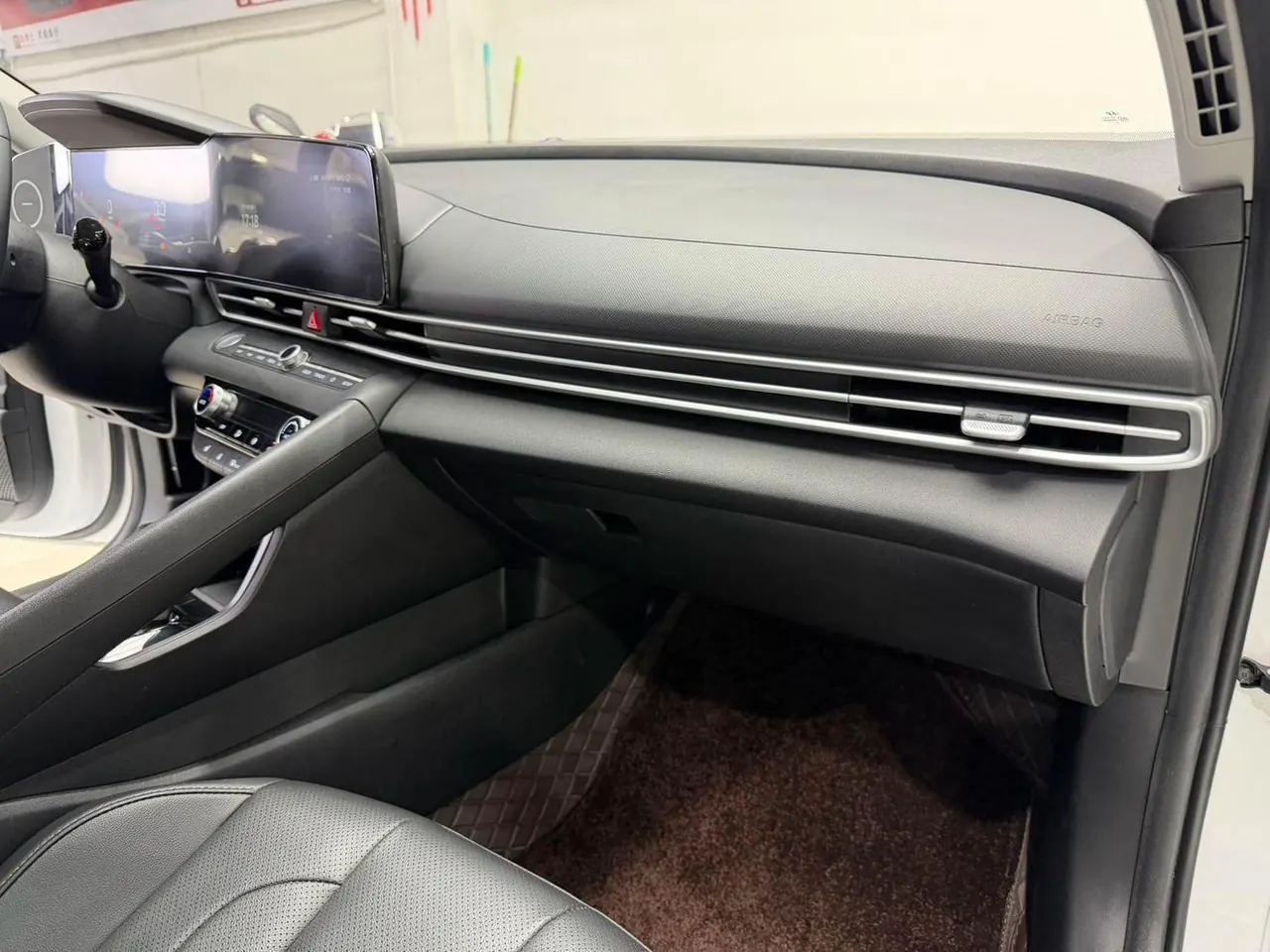 Hyundai 2023 Elantra -3-compartment 1.5 stepless LUX premium automatic gear 10