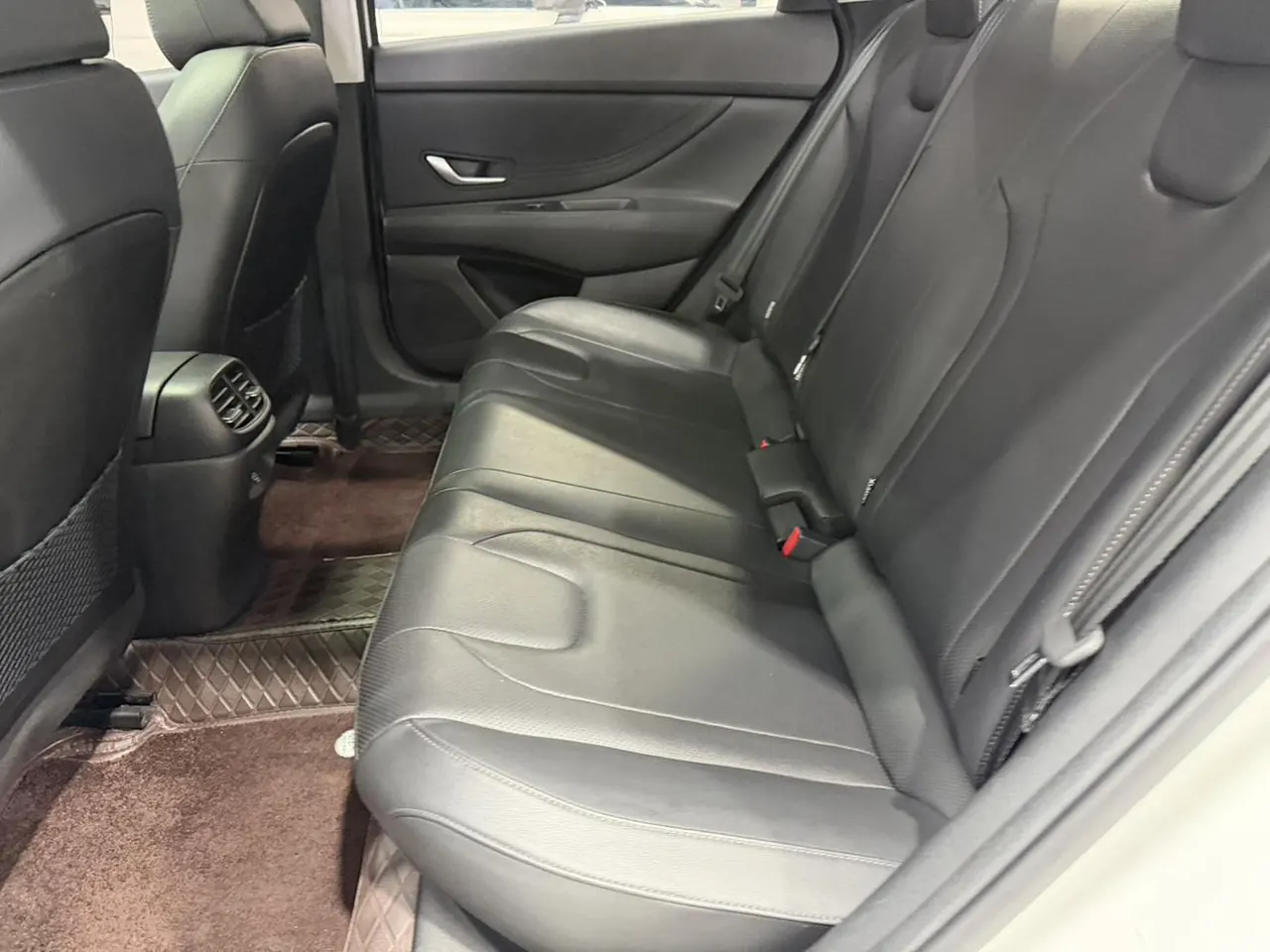Hyundai 2023 Elantra -3-compartment 1.5 stepless LUX premium automatic gear 16