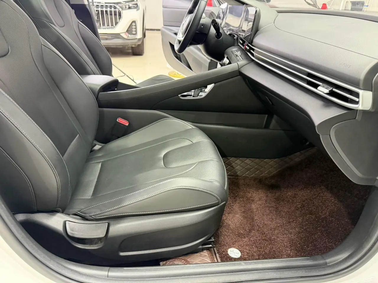 Hyundai 2023 Elantra -3-compartment 1.5 stepless LUX premium automatic gear 18
