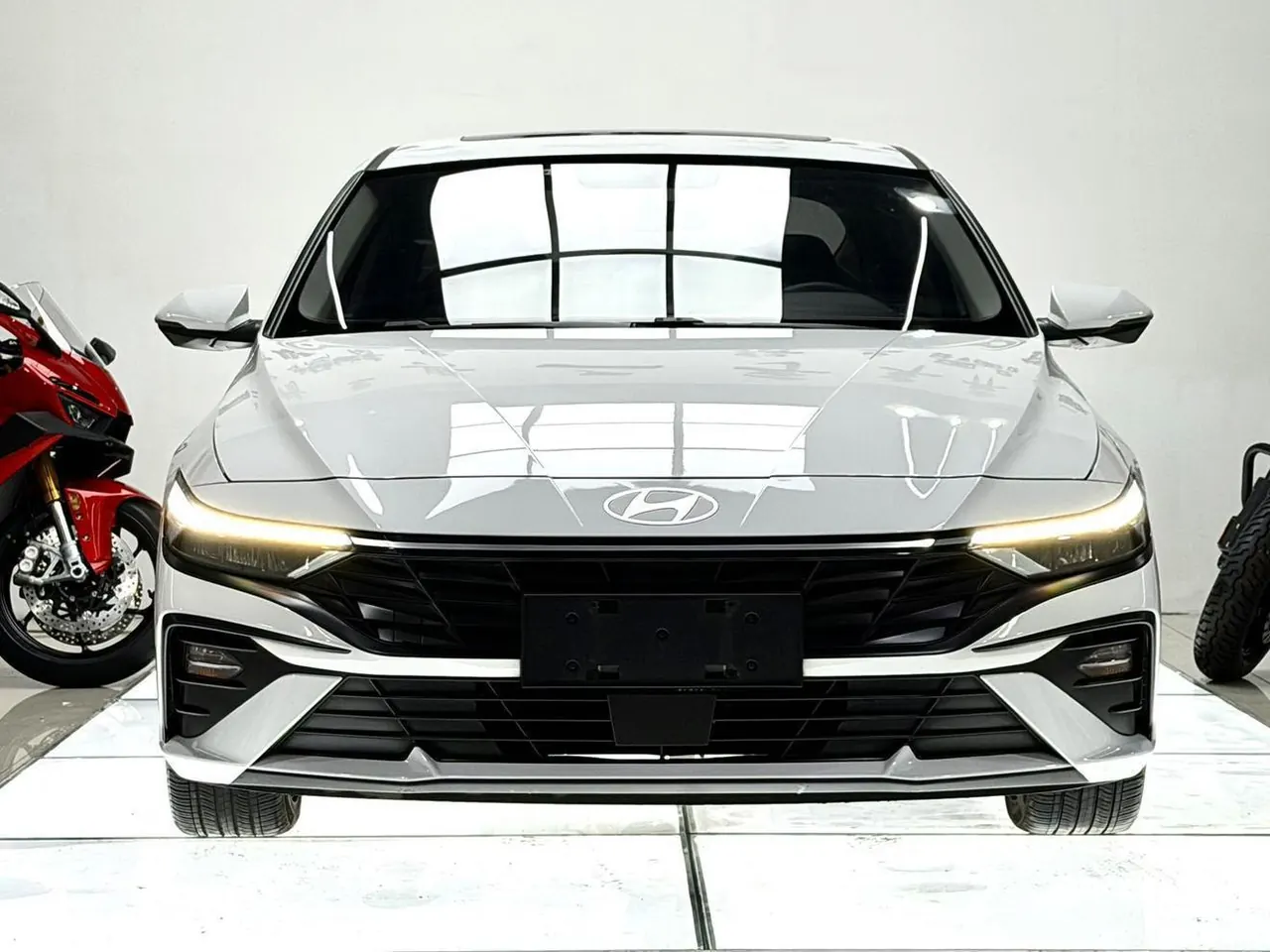 Hyundai 2023 Elantra -3-compartment 1.5 stepless LUX premium automatic gear 2