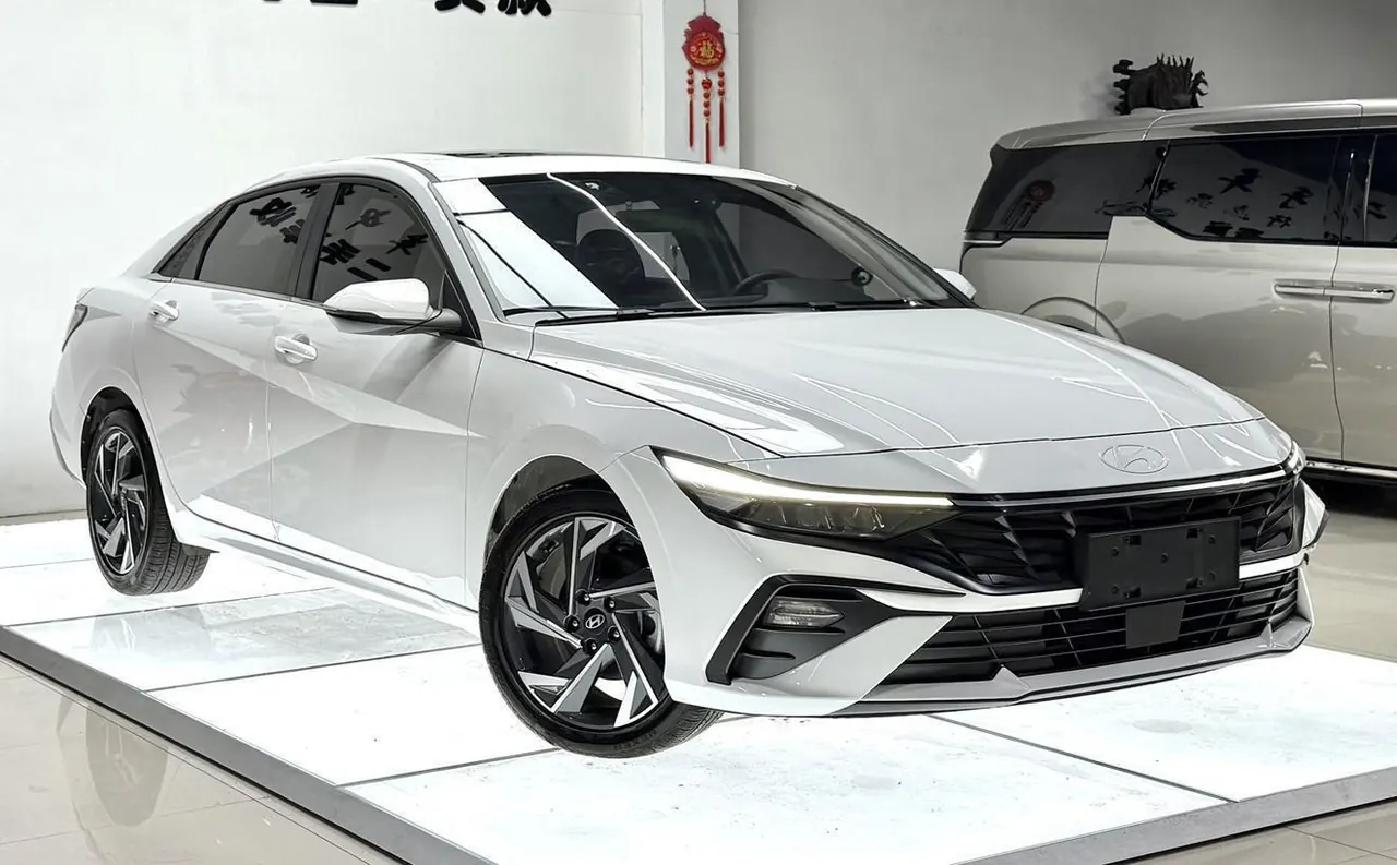 Hyundai 2023 Elantra -3-compartment 1.5 stepless LUX premium automatic gear 3