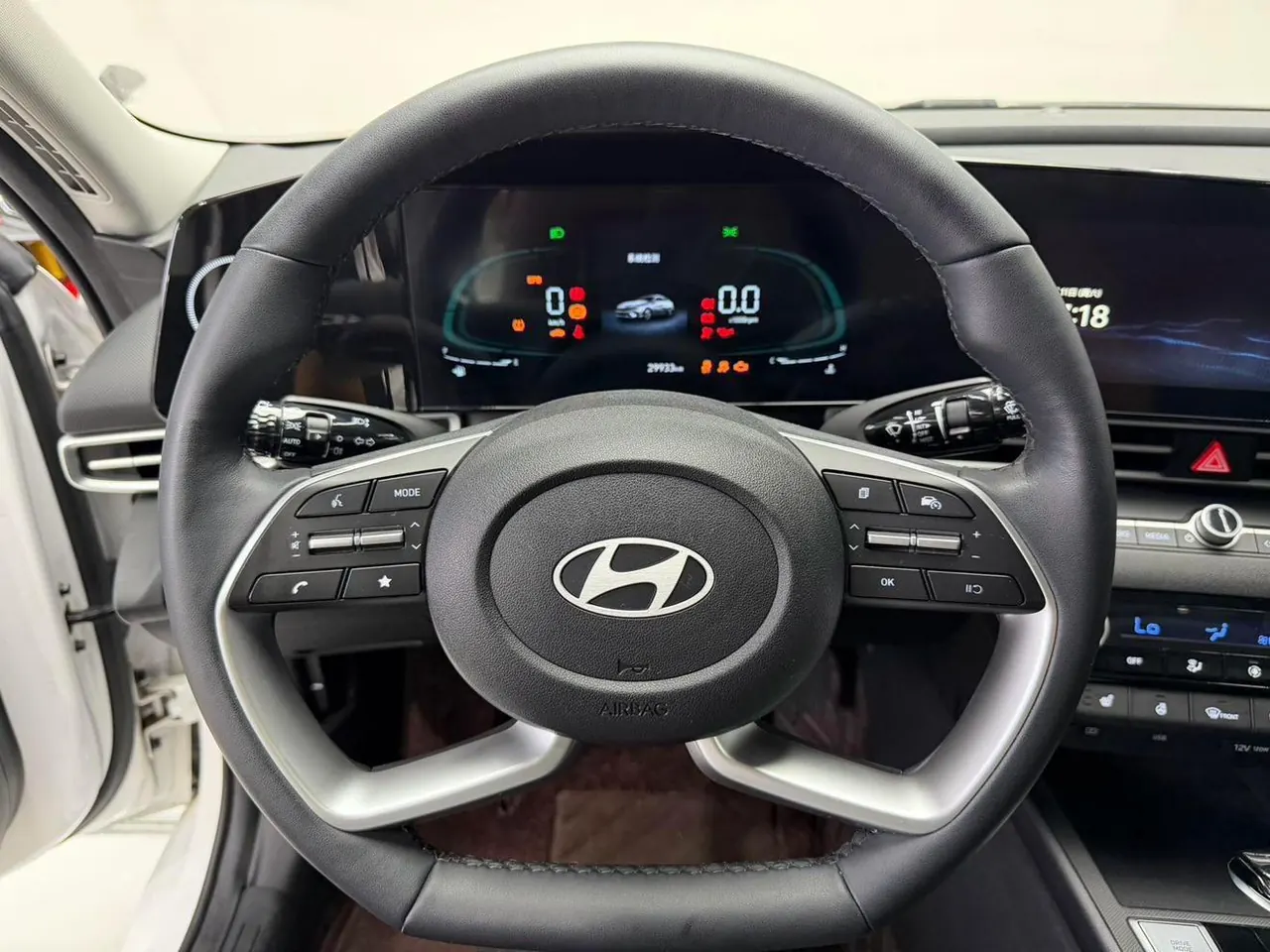Hyundai 2023 Elantra -3-compartment 1.5 stepless LUX premium automatic gear 8