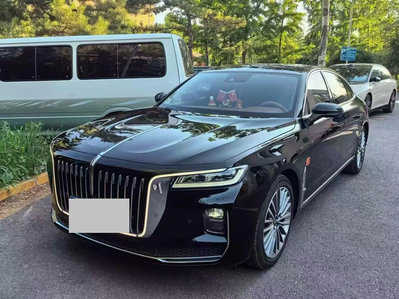 Открыть галерею: HongQi 2020 H9 48V 2.0T Zhilian Qi Chang Edition Automatic Gear