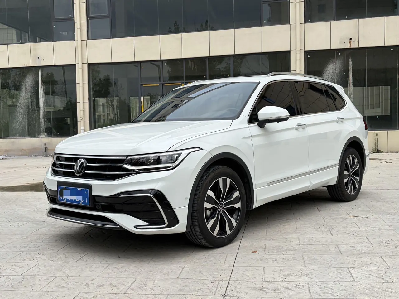 Volkswagen 2023 Tiguan L R-Line 2.0TSI 330TSI Two-Drive R-Line Overdrive Automatic Gear - View 1