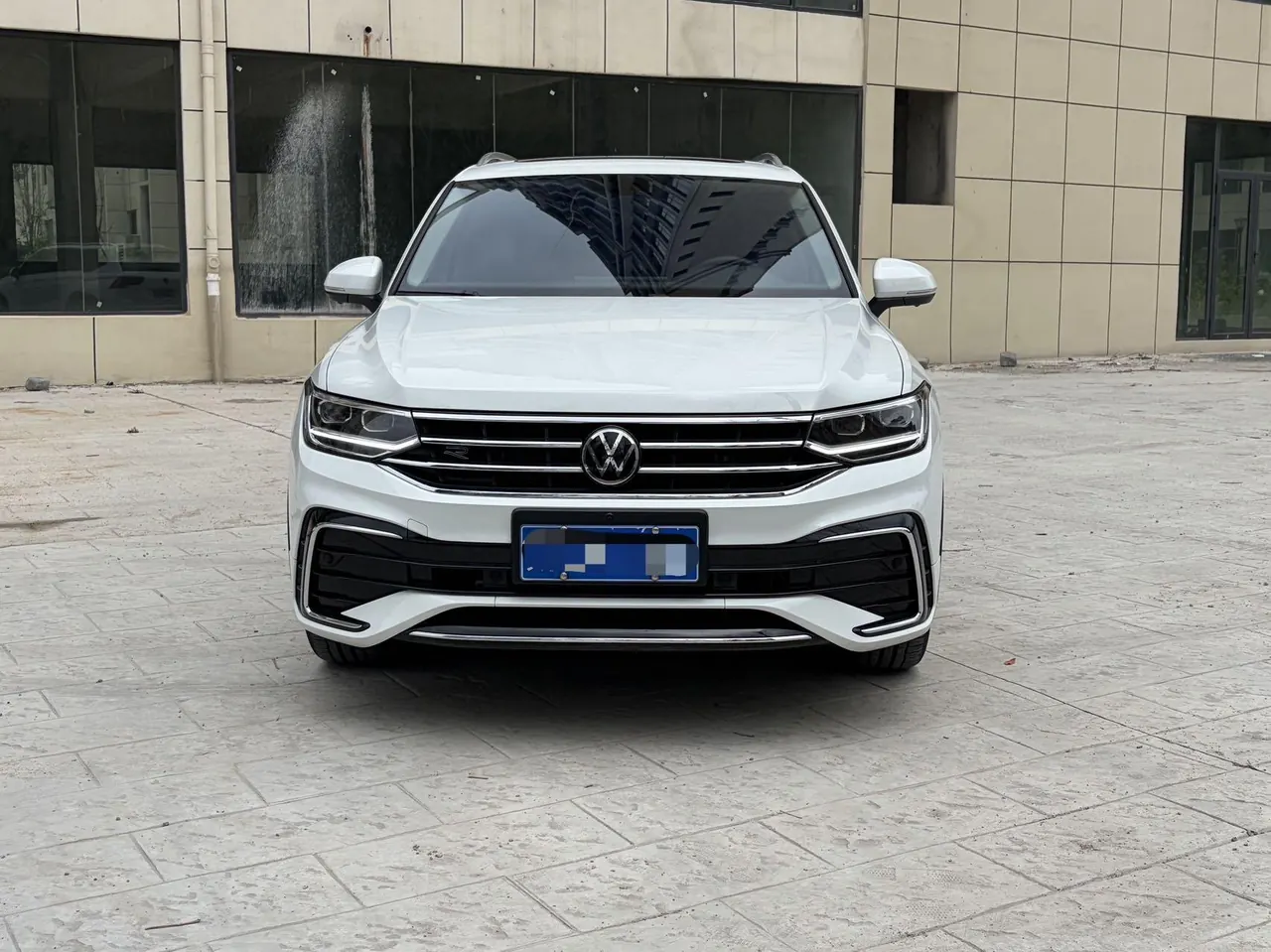 Volkswagen 2023 Tiguan L R-Line 2.0TSI 330TSI Two-Drive R-Line Overdrive Automatic Gear 2