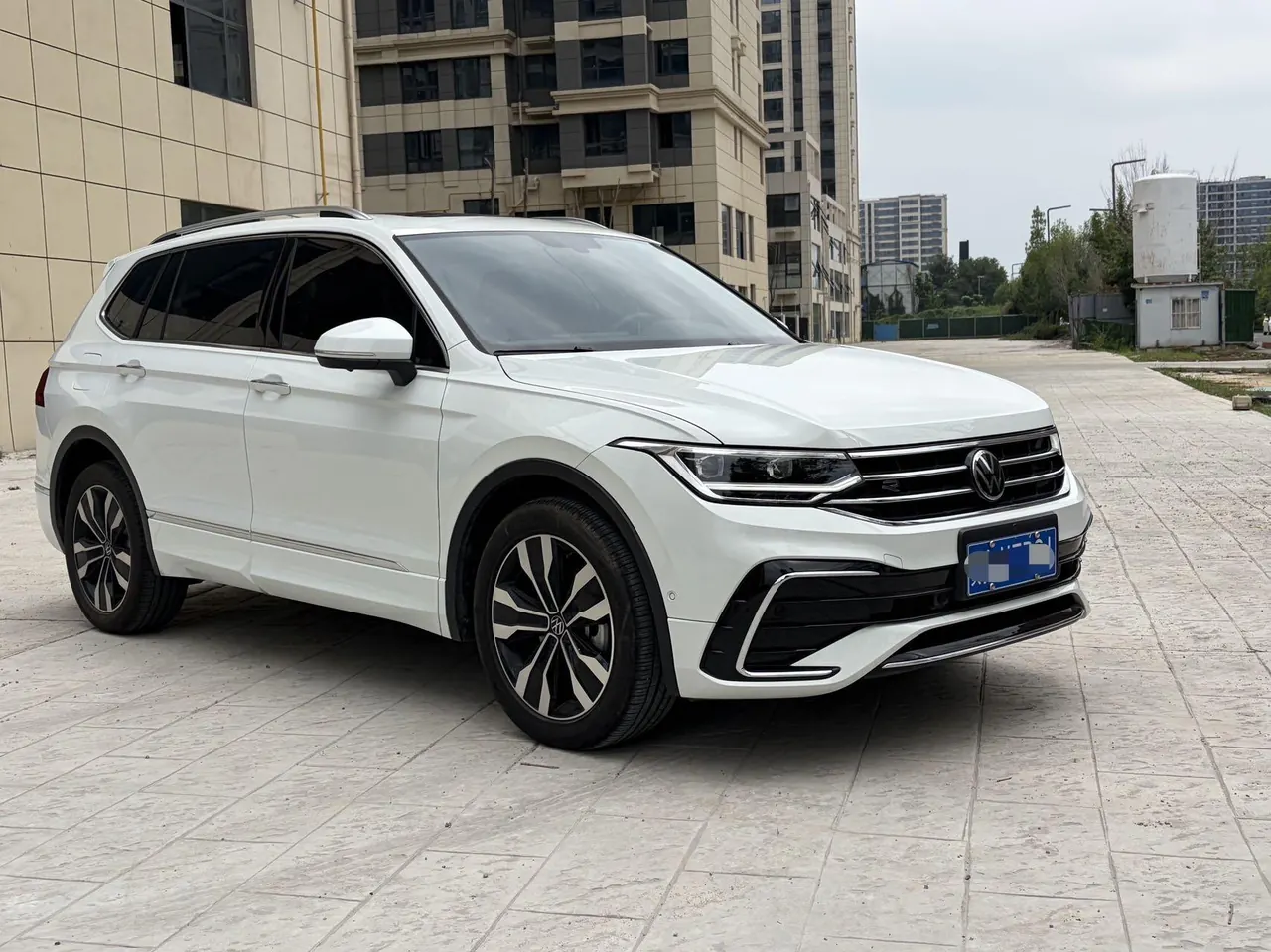 Volkswagen 2023 Tiguan L R-Line 2.0TSI 330TSI Two-Drive R-Line Overdrive Automatic Gear 3