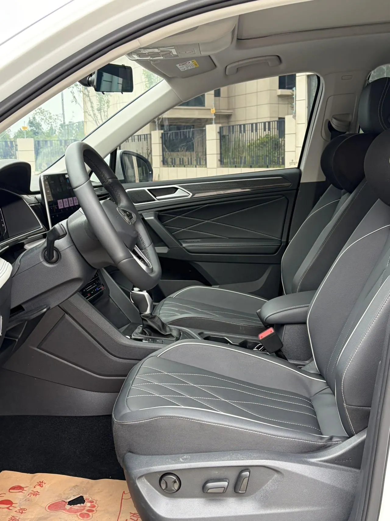 Volkswagen 2023 Tiguan L R-Line 2.0TSI 330TSI Two-Drive R-Line Overdrive Automatic Gear 4