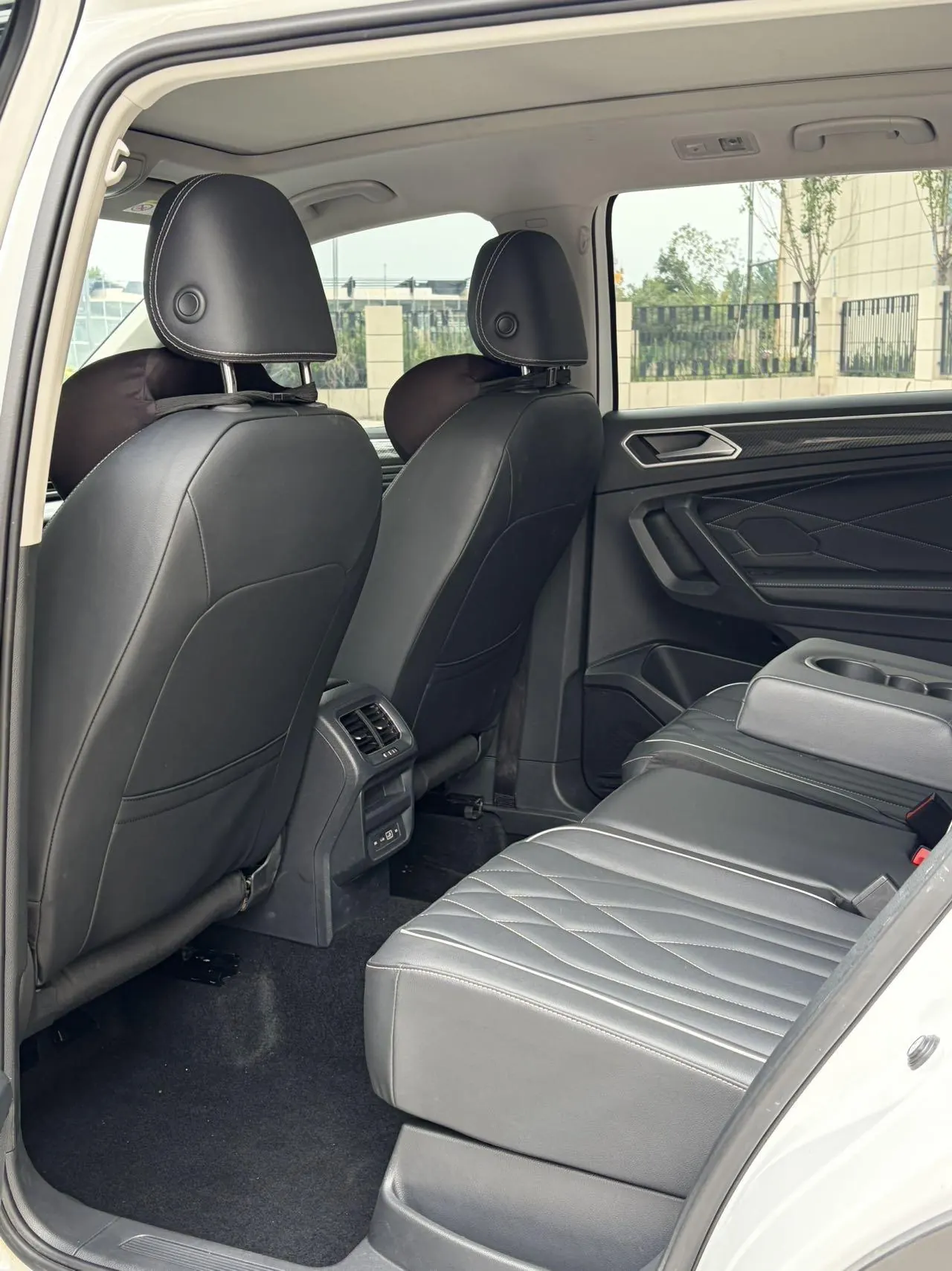 Volkswagen 2023 Tiguan L R-Line 2.0TSI 330TSI Two-Drive R-Line Overdrive Automatic Gear 5