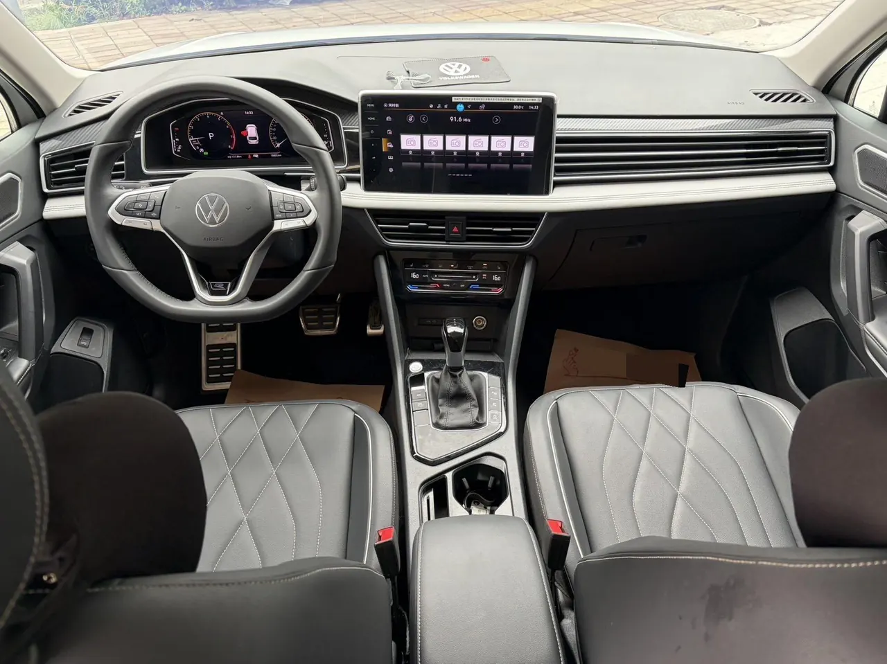 Volkswagen 2023 Tiguan L R-Line 2.0TSI 330TSI Two-Drive R-Line Overdrive Automatic Gear 6