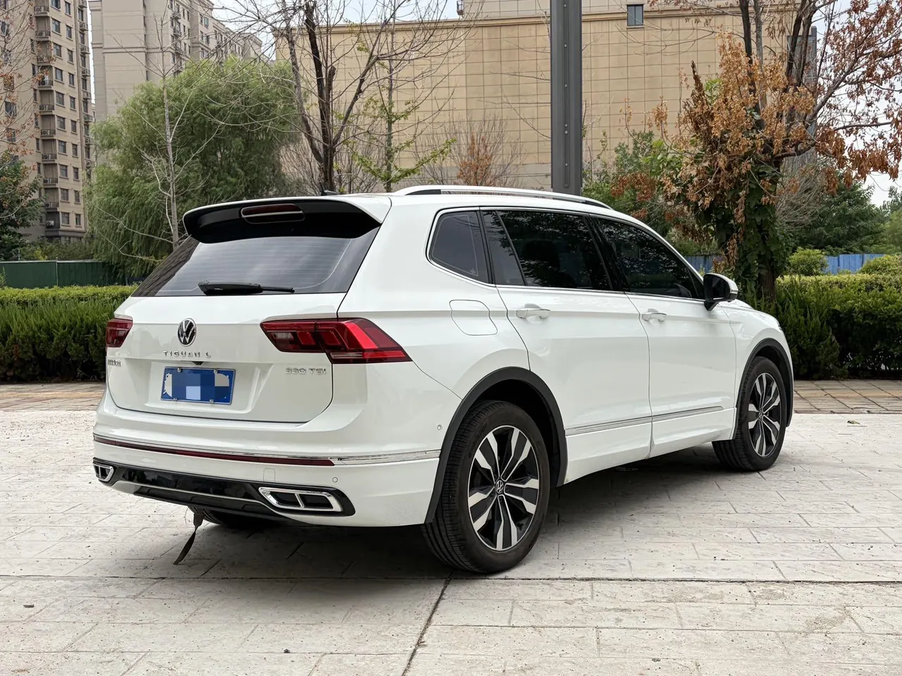 Volkswagen 2023 Tiguan L R-Line 2.0TSI 330TSI Two-Drive R-Line Overdrive Automatic Gear 7