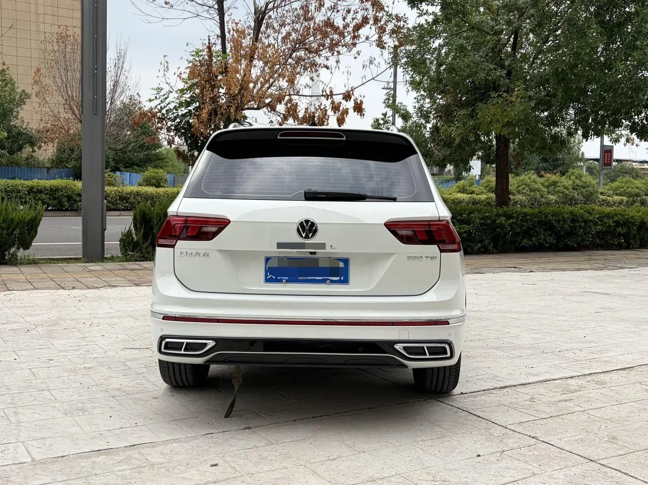 Volkswagen 2023 Tiguan L R-Line 2.0TSI 330TSI Two-Drive R-Line Overdrive Automatic Gear 8