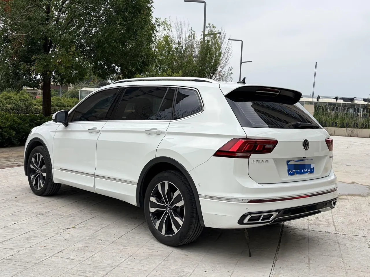 Volkswagen 2023 Tiguan L R-Line 2.0TSI 330TSI Two-Drive R-Line Overdrive Automatic Gear 9