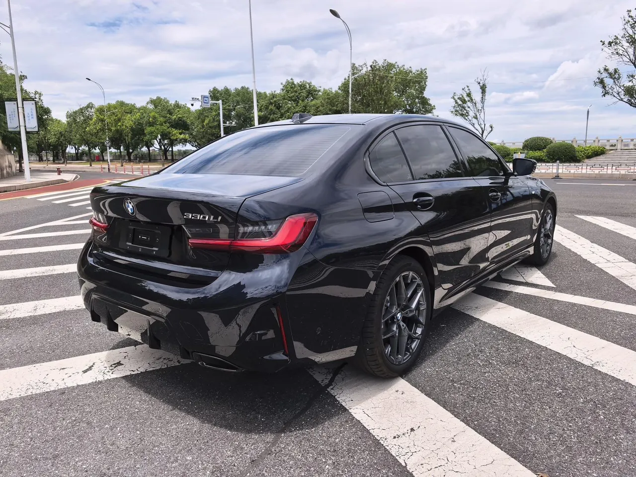 BMW 3 Series 2025 330Li 2.0T M Sports Obsidian Night Suit Automatic Gear 7
