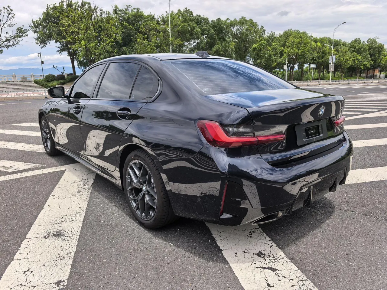 BMW 3 Series 2025 330Li 2.0T M Sports Obsidian Night Suit Automatic Gear 9
