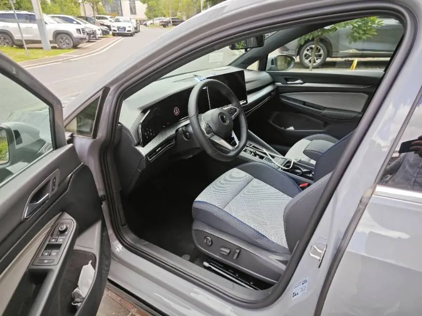 Volkswagen 2026 Golf 8 R-Line 1.5TSI 300TSI Automatic 2