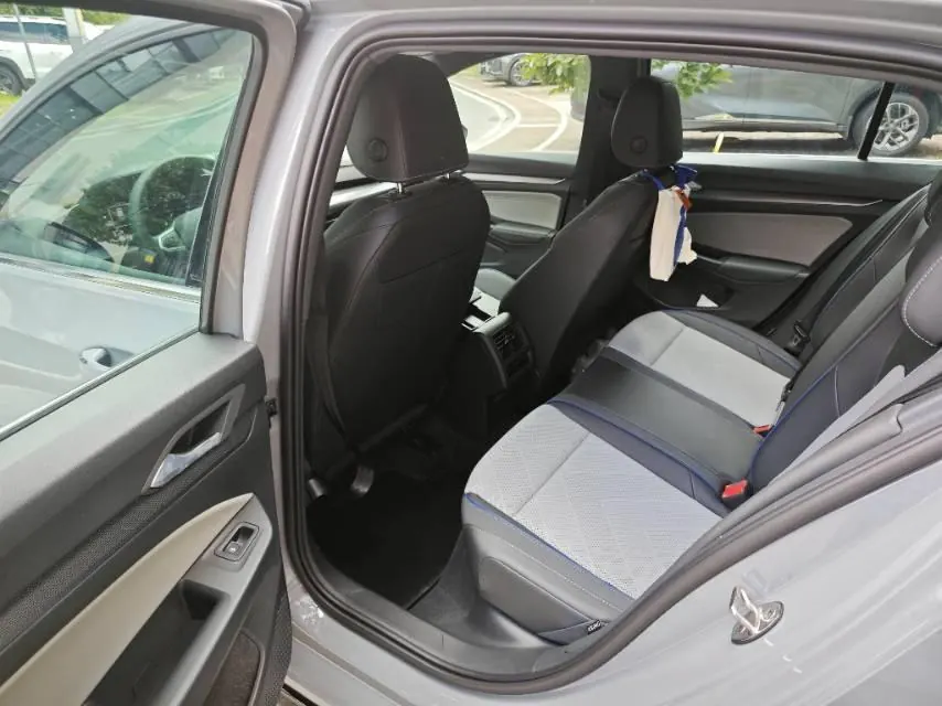 Volkswagen 2026 Golf 8 R-Line 1.5TSI 300TSI Automatic 3