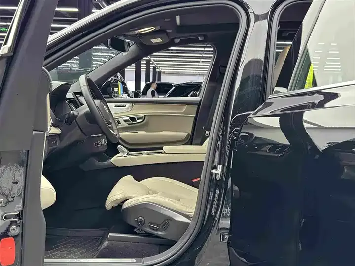 Volvo XC90 plug-in hybrid 2025 T8 Zhizun Deluxe Edition 7 seats 6