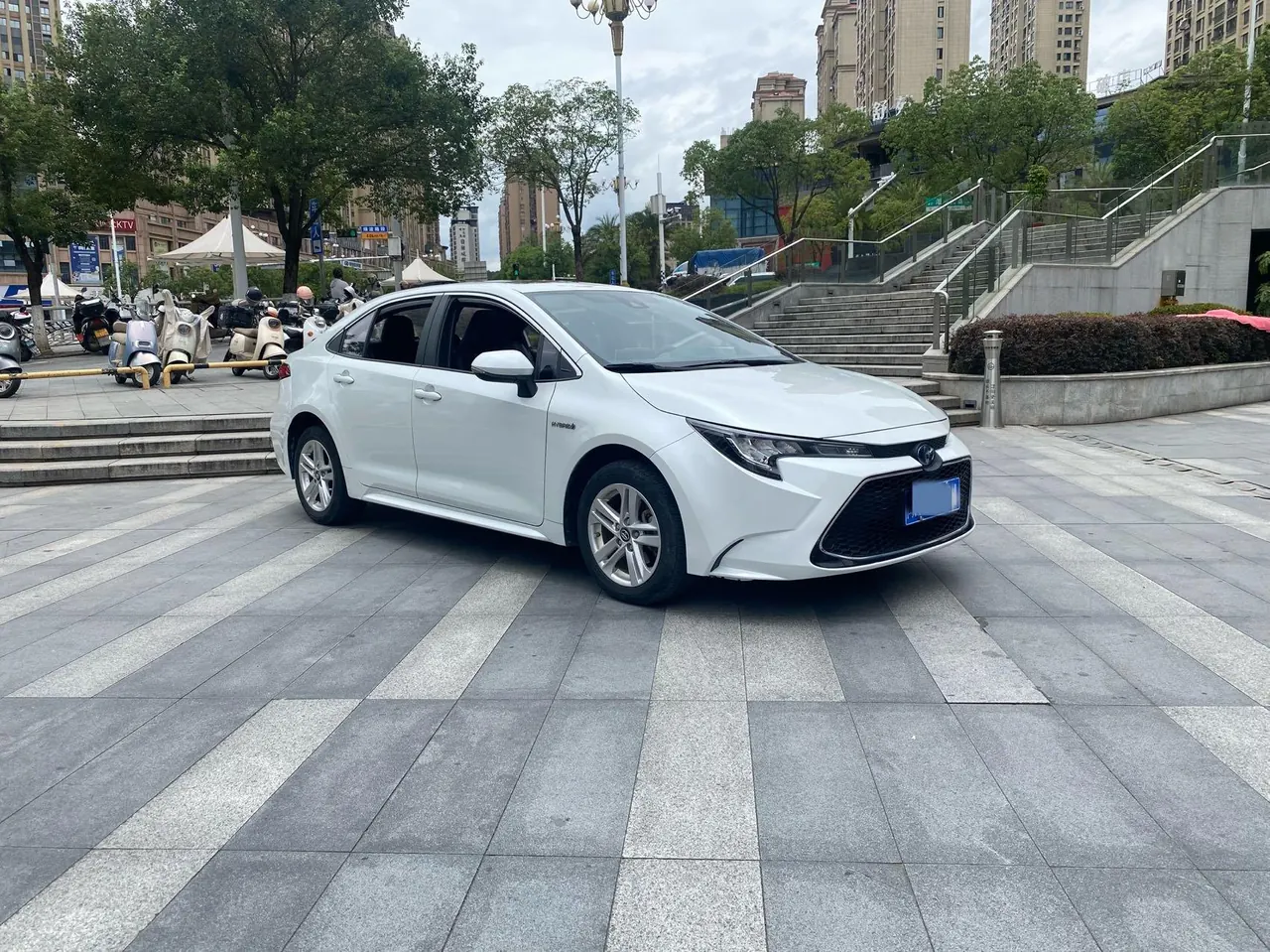 Toyota 2021 Lei Ling Shuangqing 1.8H Stepless Deluxe Edition Automatic Gear 3