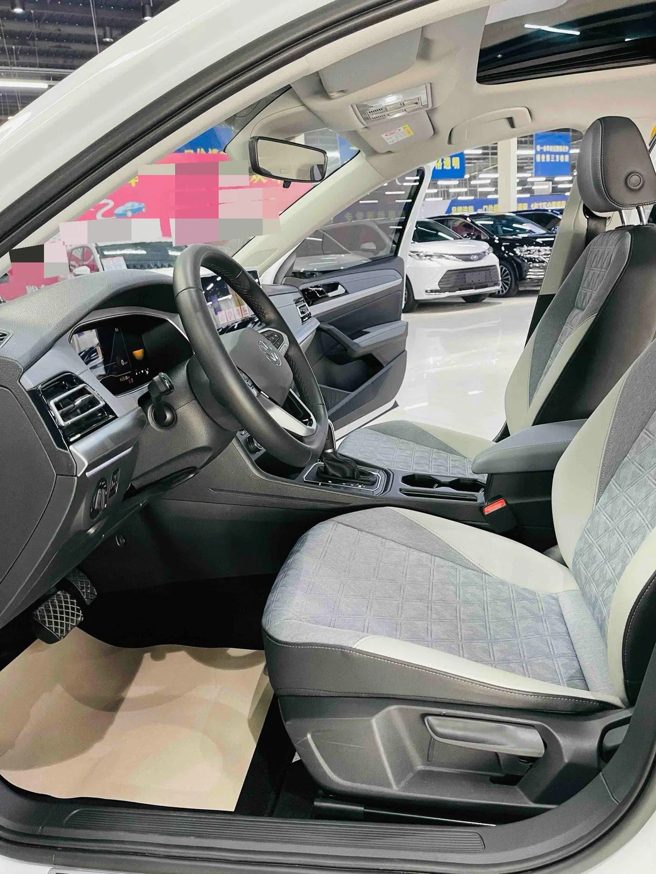 Volkswagen 2024 LaVida 1.5 5 Million Edition Automatic 4