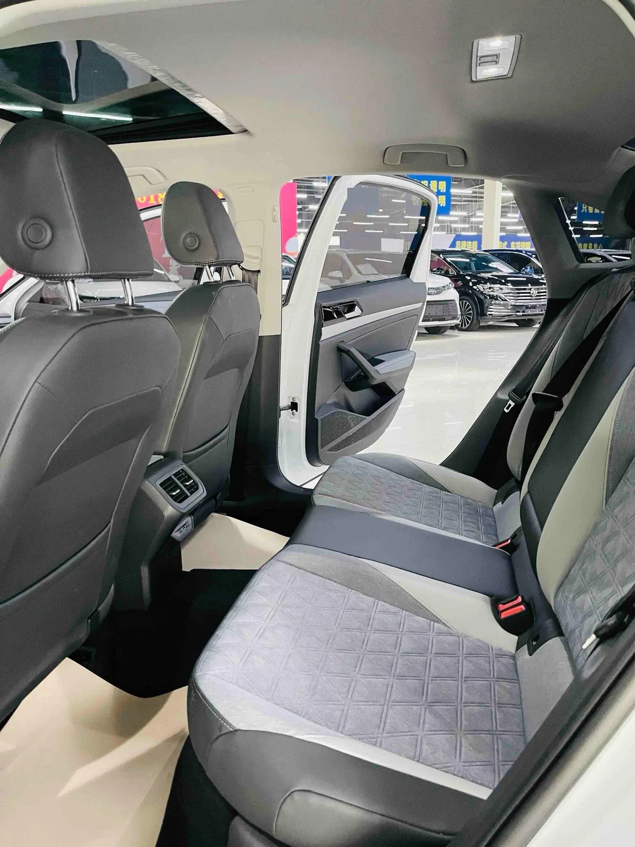 Volkswagen 2024 LaVida 1.5 5 Million Edition Automatic 5