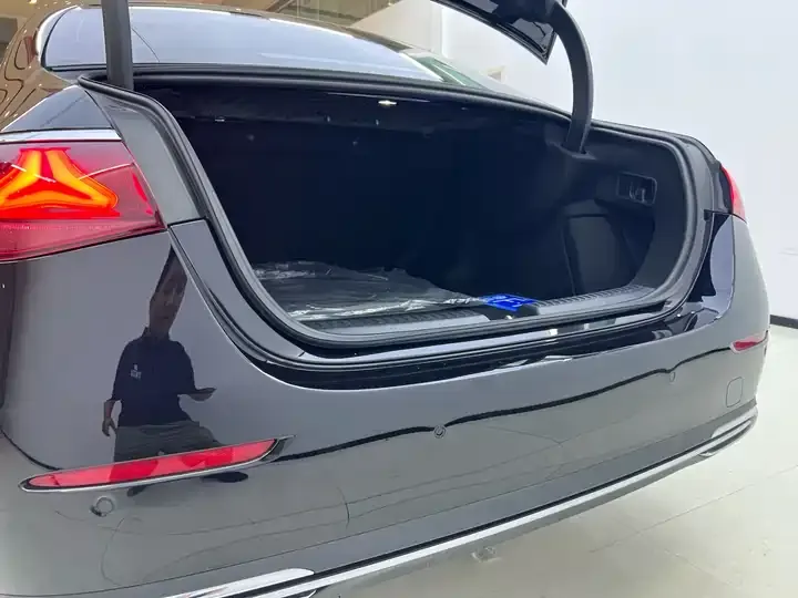 Mercedes Benz E Class 2025 E 300 L Luxury Model 9