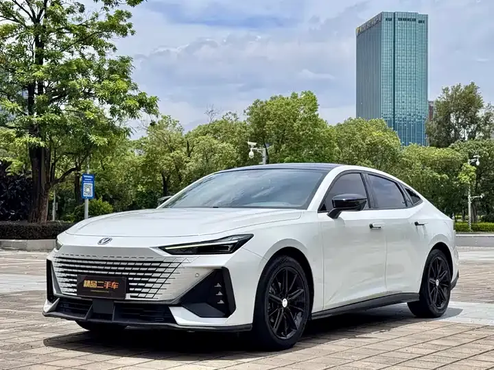 ChangAn UNI-V 2022 1.5T Honorable Model - View 1