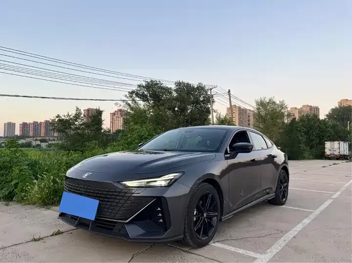 ChangAn UNI-V 2023 1.5T Honorable Model - View 1