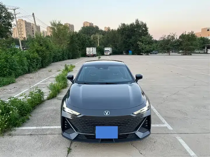 ChangAn UNI-V 2023 1.5T Honorable Model 3