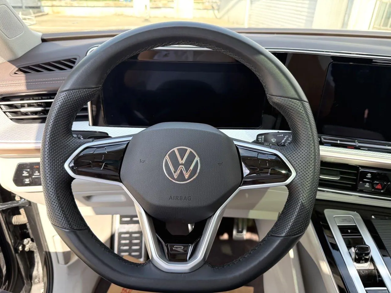 Volkswagen 2023 model tour R-Line 2.0TSI 380TSI four-wheel drive parade version automatic gear 14