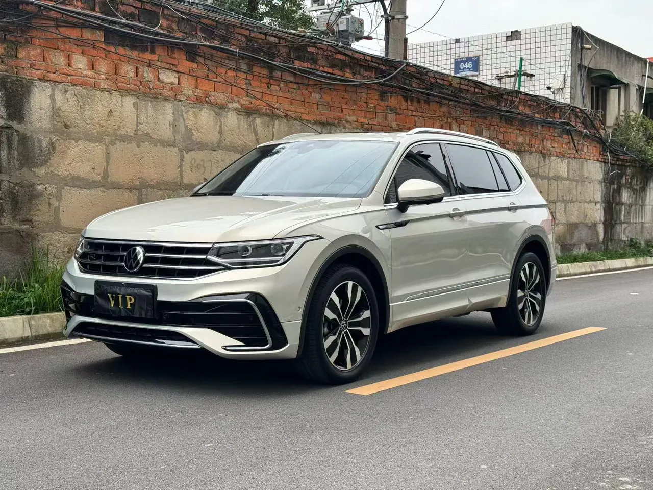 Volkswagen 2023 Tiguan L R-Line 2.0TSI 330TSI Two-Drive R-Line Overdrive Automatic Gear - View 1