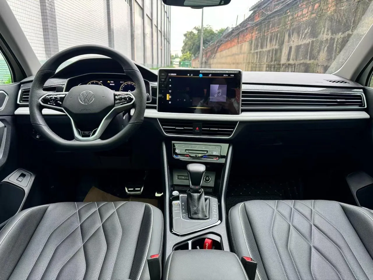 Volkswagen 2023 Tiguan L R-Line 2.0TSI 330TSI Two-Drive R-Line Overdrive Automatic Gear 2