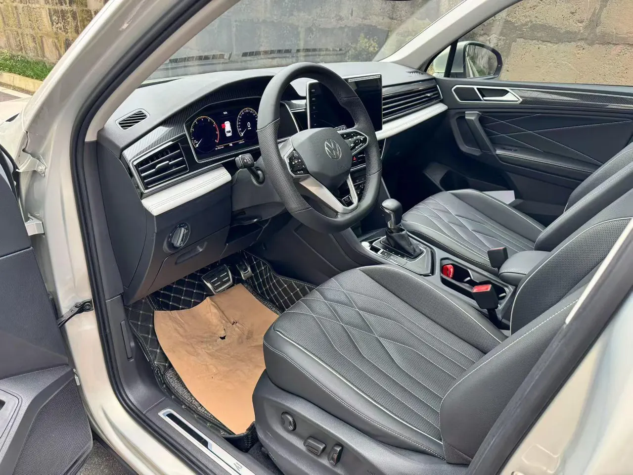 Volkswagen 2023 Tiguan L R-Line 2.0TSI 330TSI Two-Drive R-Line Overdrive Automatic Gear 3