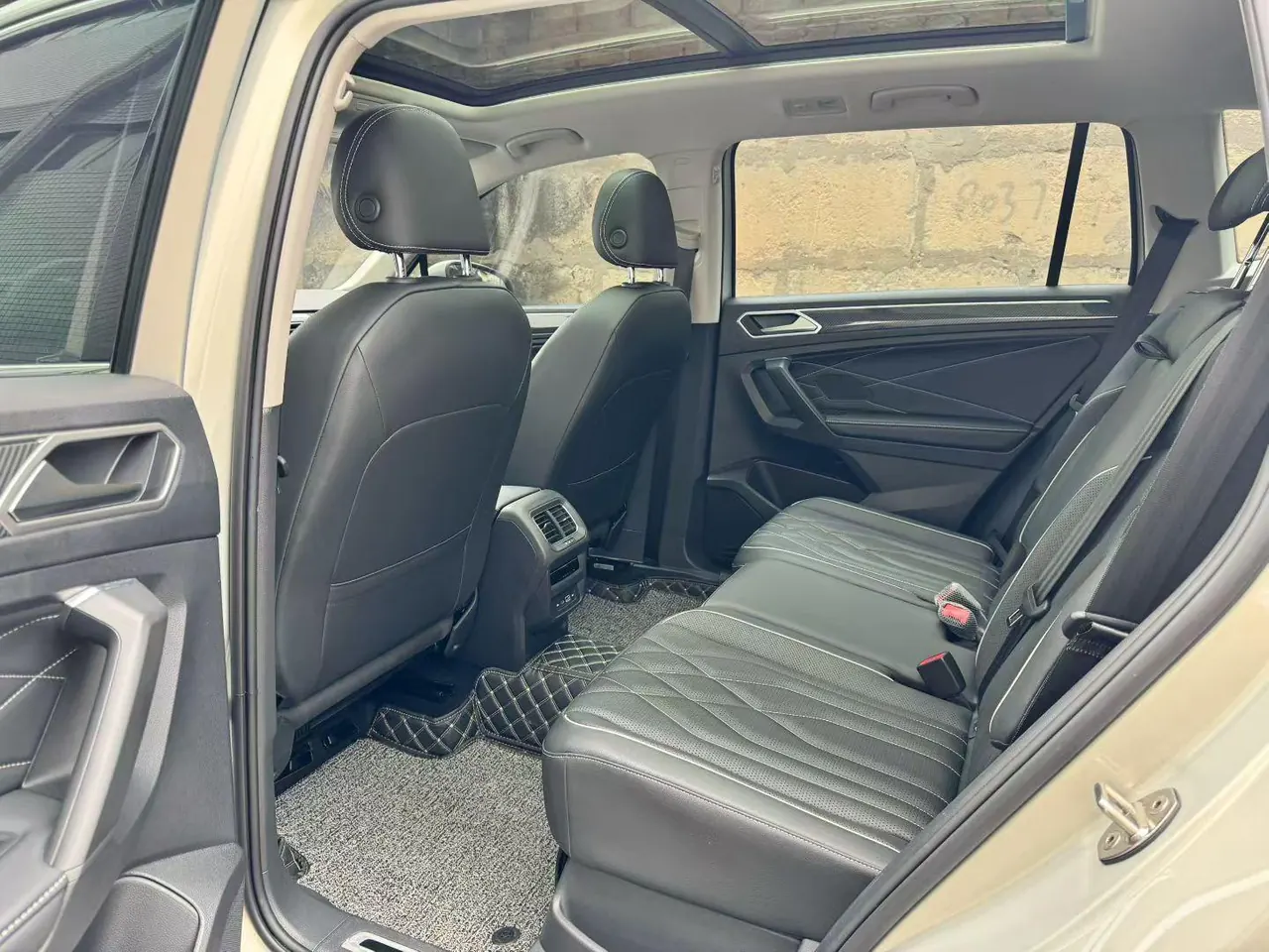 Volkswagen 2023 Tiguan L R-Line 2.0TSI 330TSI Two-Drive R-Line Overdrive Automatic Gear 4