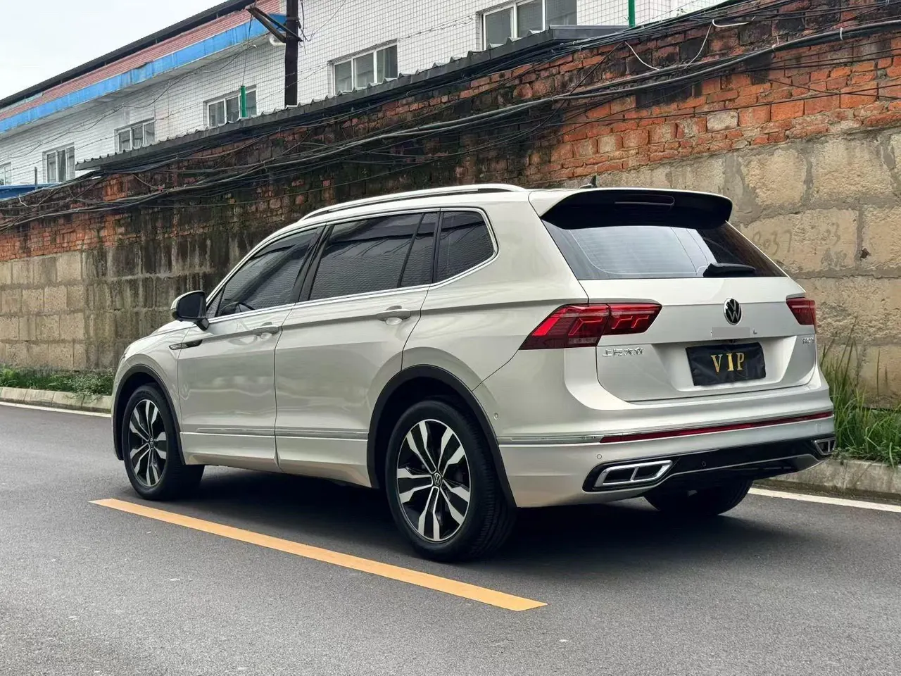 Volkswagen 2023 Tiguan L R-Line 2.0TSI 330TSI Two-Drive R-Line Overdrive Automatic Gear 5