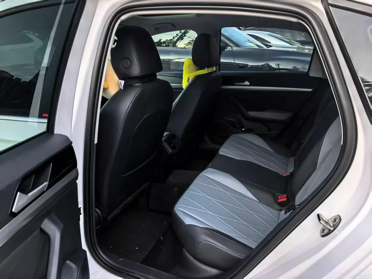 Volkswagen 2024 LaVida 1.5 Star 5 Million Edition Automatic Gear 3