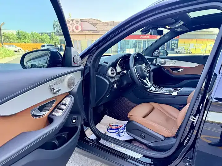 Mercedes Benz GLC 2022 changed to three GLC 260 L 4MATIC dynamic 10