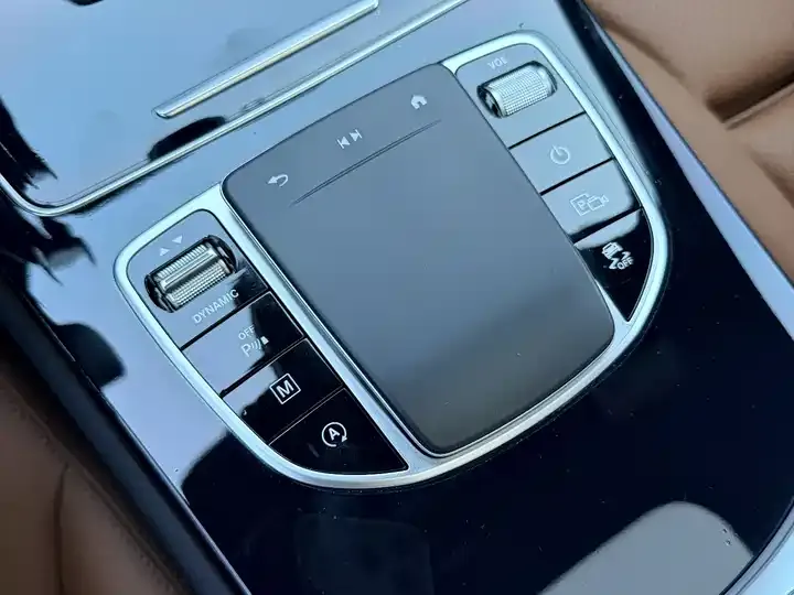 Mercedes Benz GLC 2022 changed to three GLC 260 L 4MATIC dynamic 12