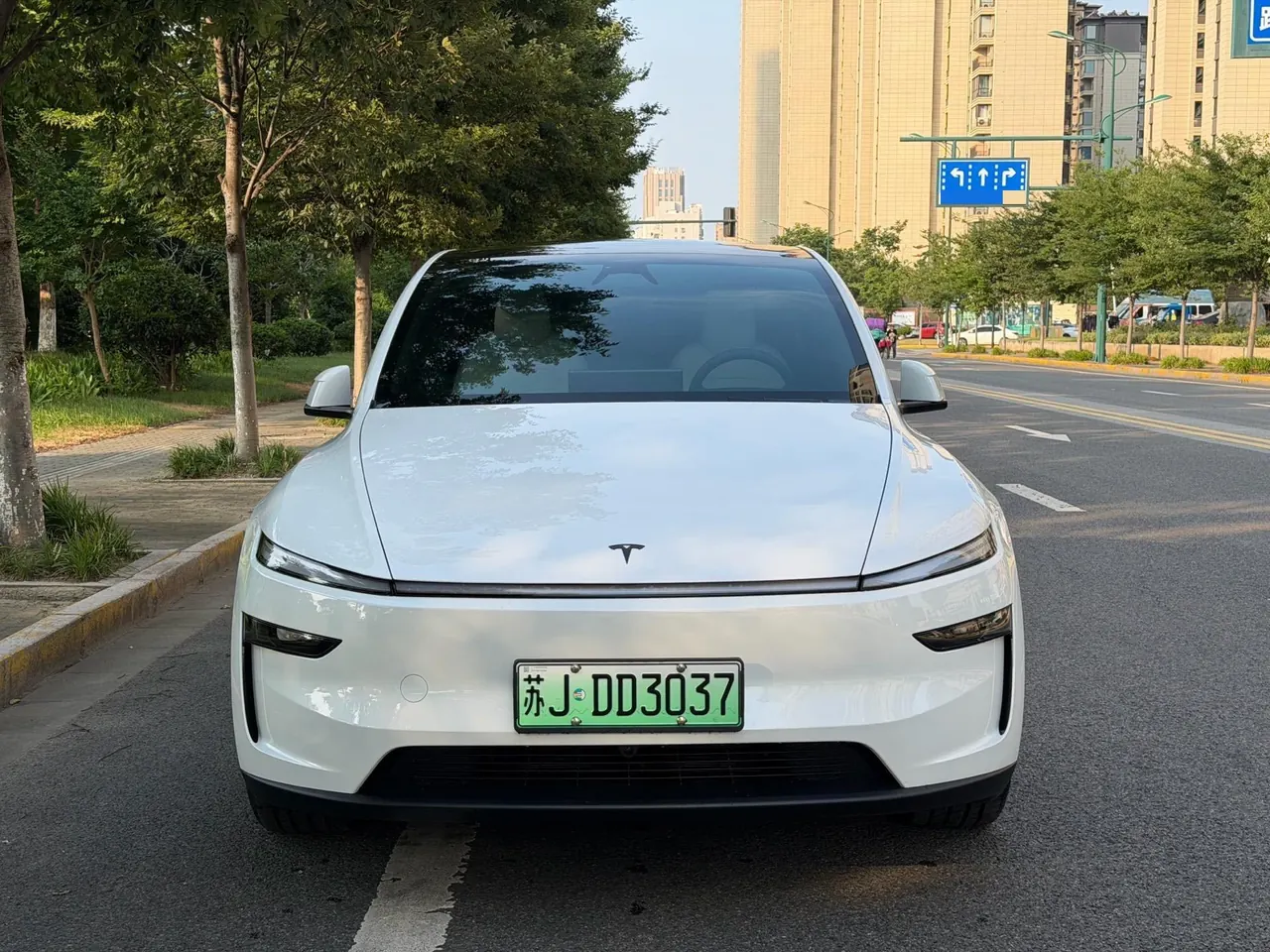 Tesla 2026 Model Y Rear-Wheel-Drive Automatic 2
