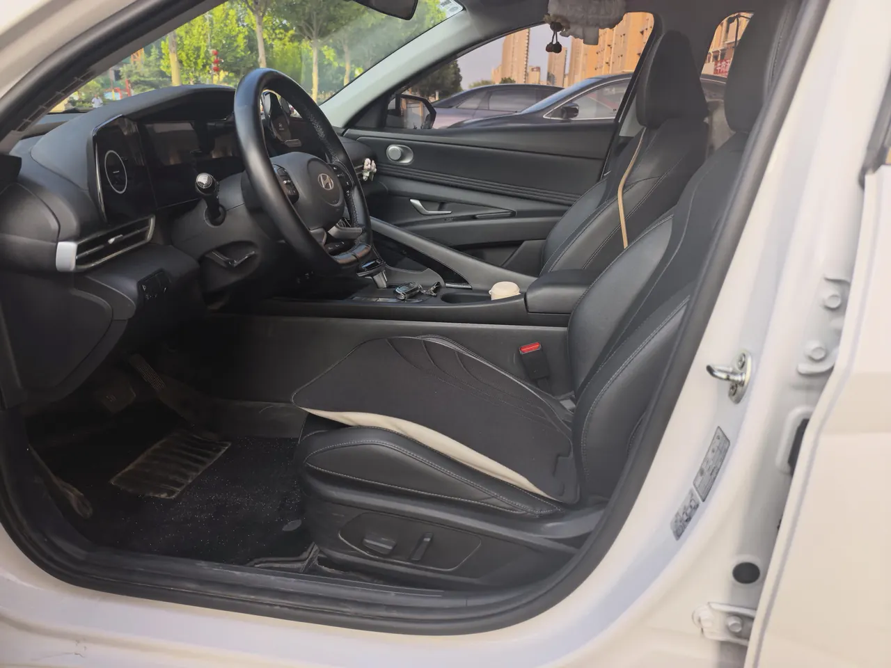 Hyundai 2023 Elantra -3-compartment 1.5 stepless LUX premium automatic gear 10