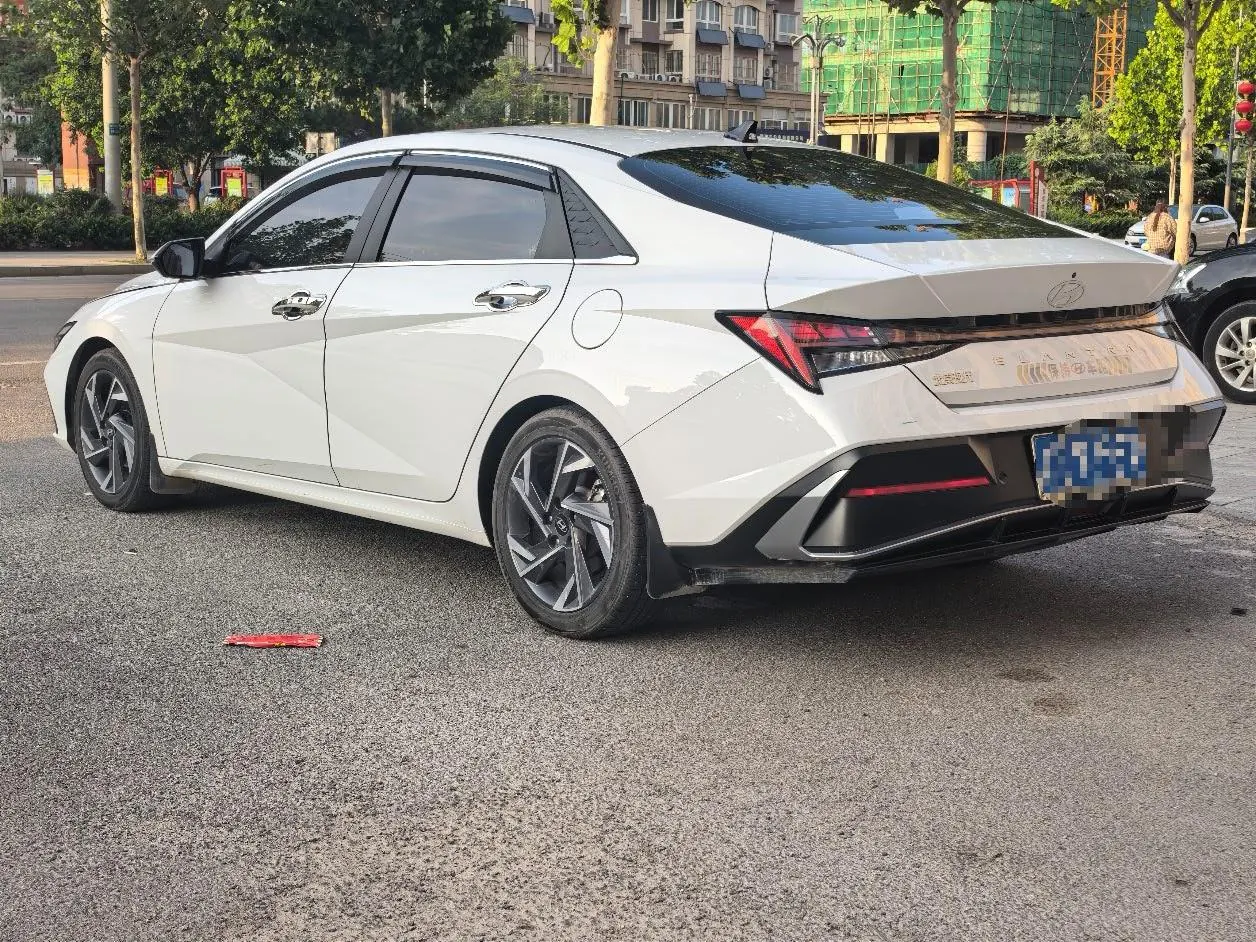 Hyundai 2023 Elantra -3-compartment 1.5 stepless LUX premium automatic gear 4