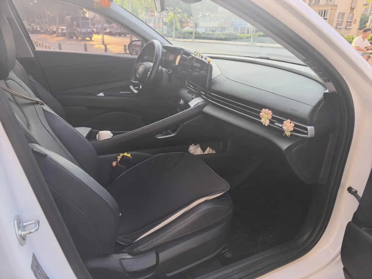 Hyundai 2023 Elantra -3-compartment 1.5 stepless LUX premium automatic gear 7