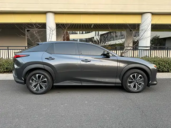 Lexus RZ 2023 450e 4WD Vertical Edition 2