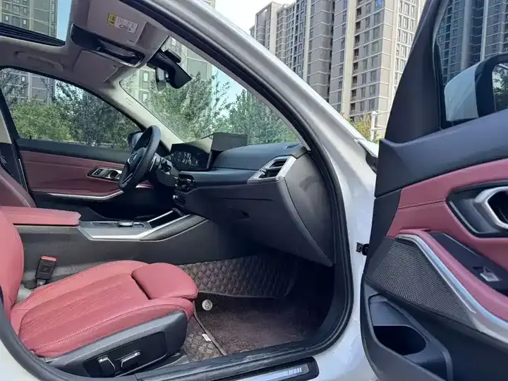 BMW 3 Series 2025 325Li M Sports Suit 4