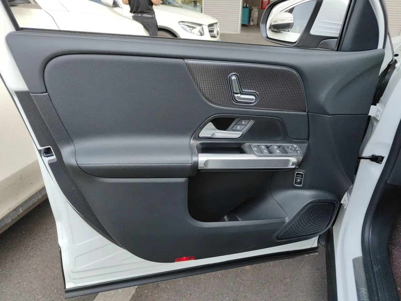 Mercedes Benz 2023 GLB 220 2.0T Dynamic Automatic 2