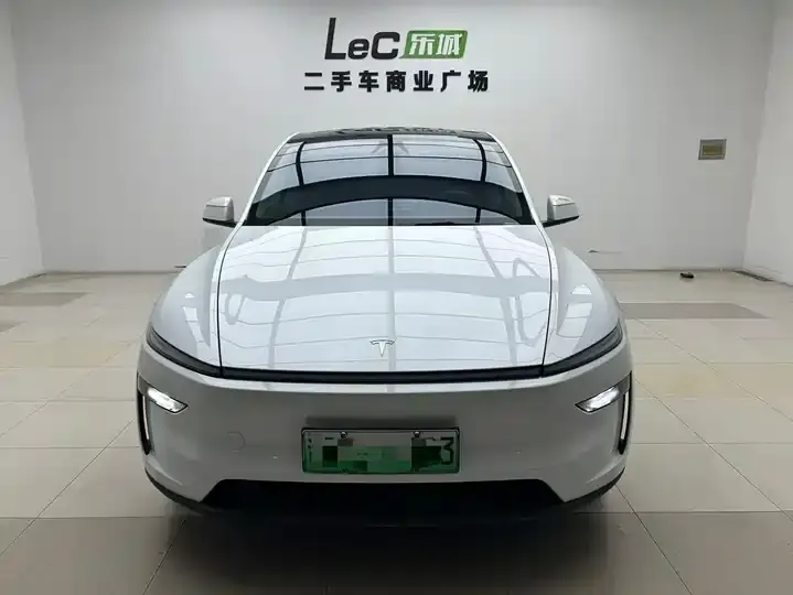 2025 Model Y Rear-Wheel-Drive Version 2