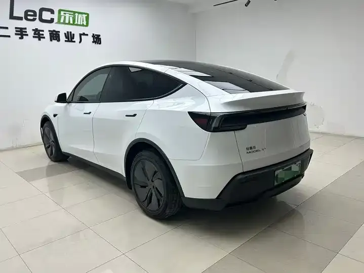 2025 Model Y Rear-Wheel-Drive Version 9