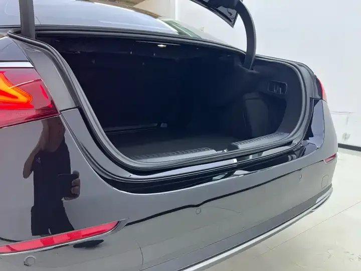 Mercedes Benz E-Class 2025 E 300 L Honorable Model 10