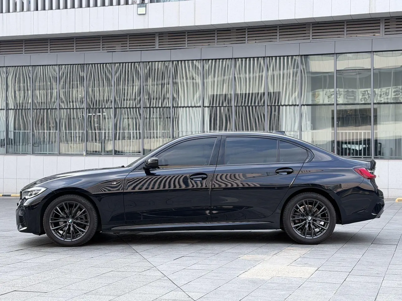 BMW 3 Series 2022 325Li 2.0T M Sports Obsidian Night Kit (Changed) Automatic Gear 2