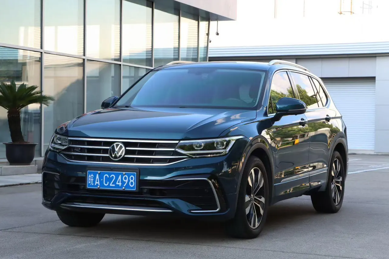 Volkswagen 2022 Tiguan L R-Line 2.0TSI 330TSI Two-Drive R-Line Overdrive Automatic Gear - View 1