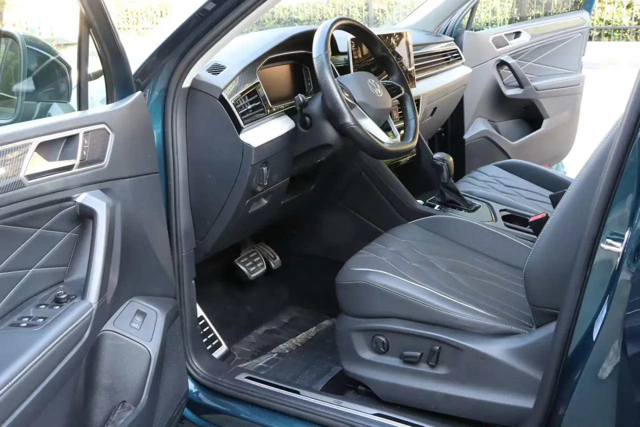 Volkswagen 2022 Tiguan L R-Line 2.0TSI 330TSI Two-Drive R-Line Overdrive Automatic Gear 2